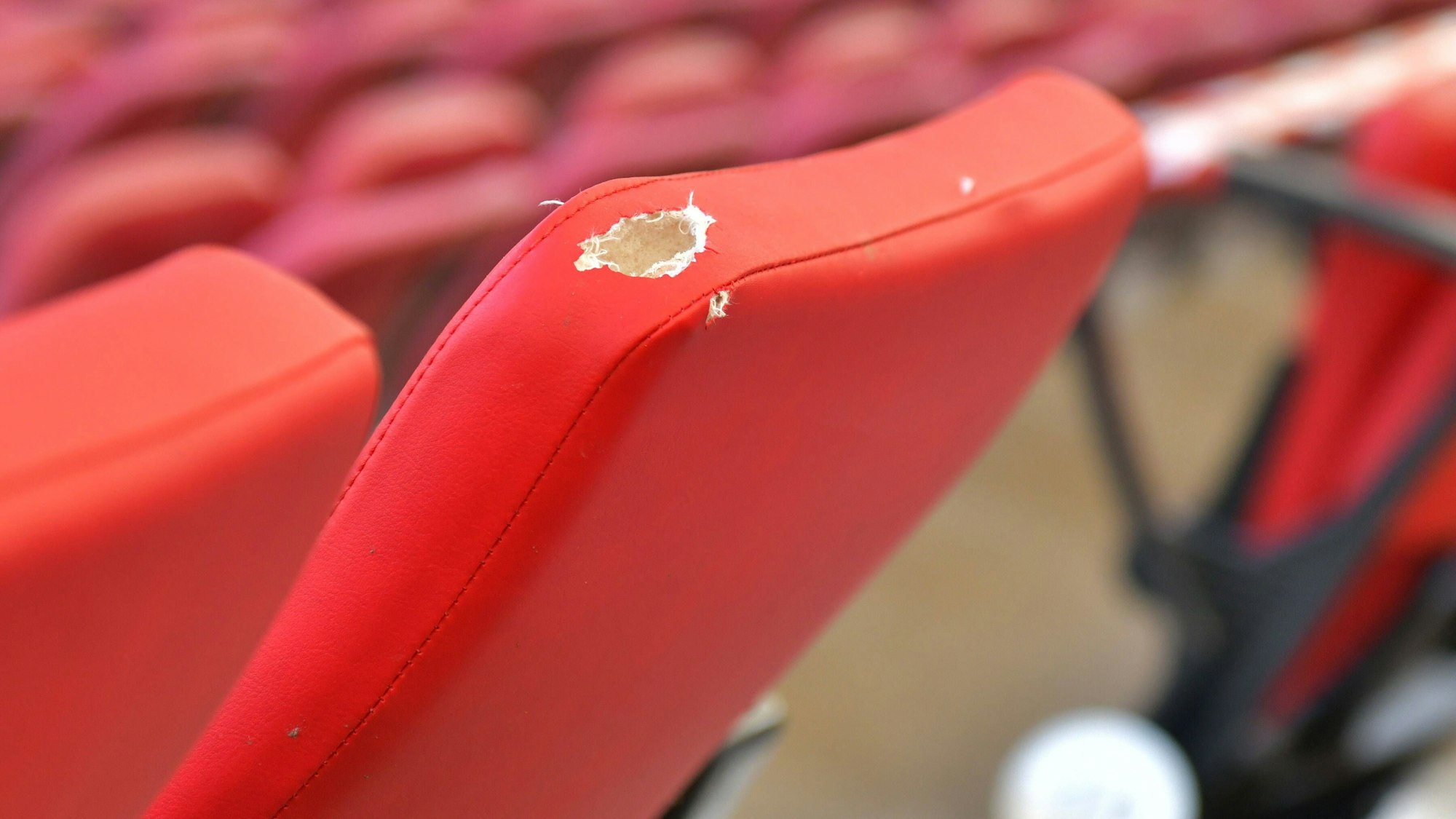 Blick auf die kaputten Business-Seats der Arena.