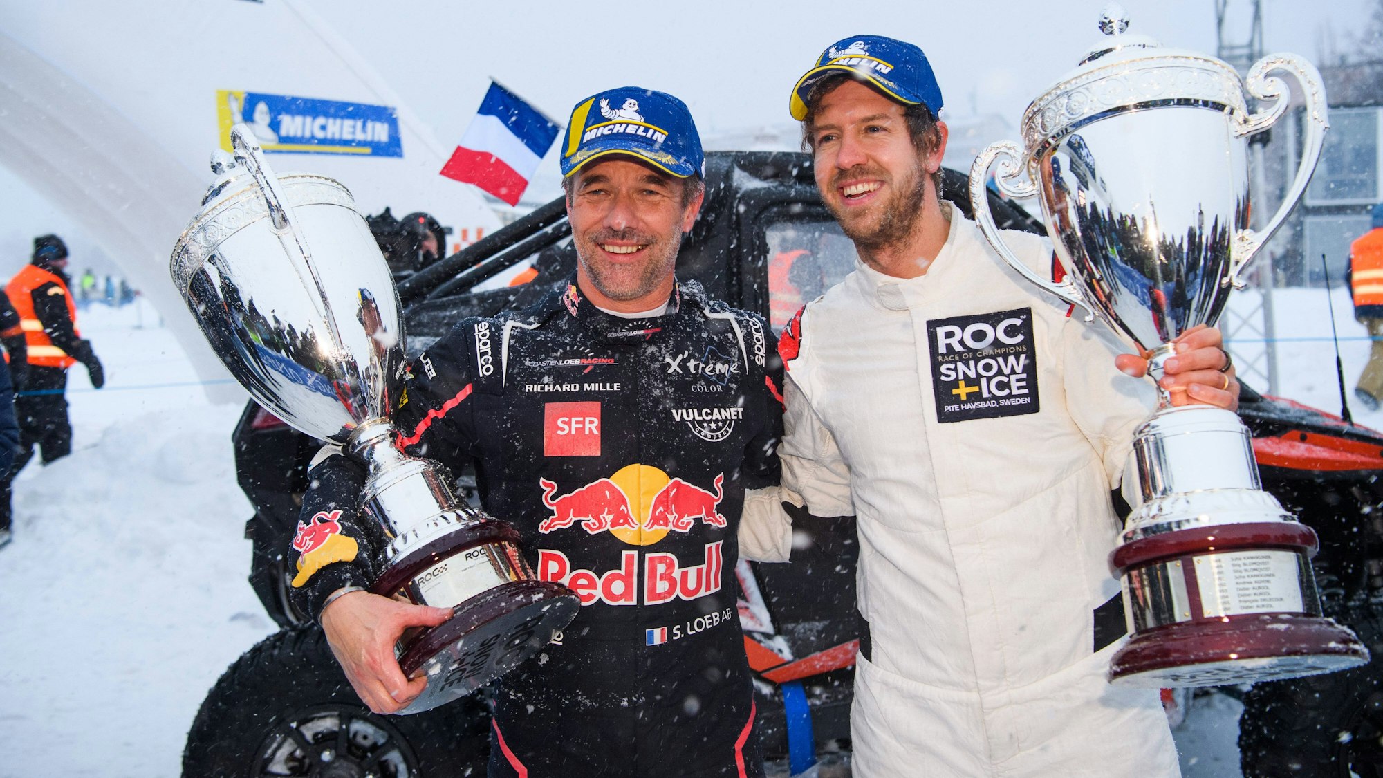 Sebastien Loeb und Sebastian Vettel bei der Siegerehrung.