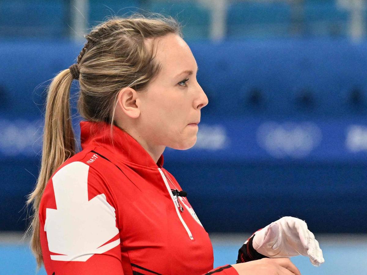 Rachel Homan steht auf der olympischen Curling-Bahn beim Spiel von Kanada.