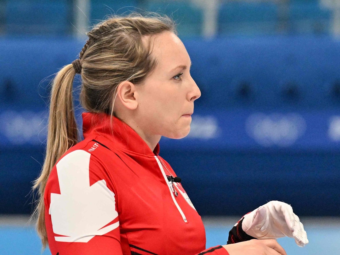 Rachel Homan steht auf der olympischen Curling-Bahn beim Spiel von Kanada.