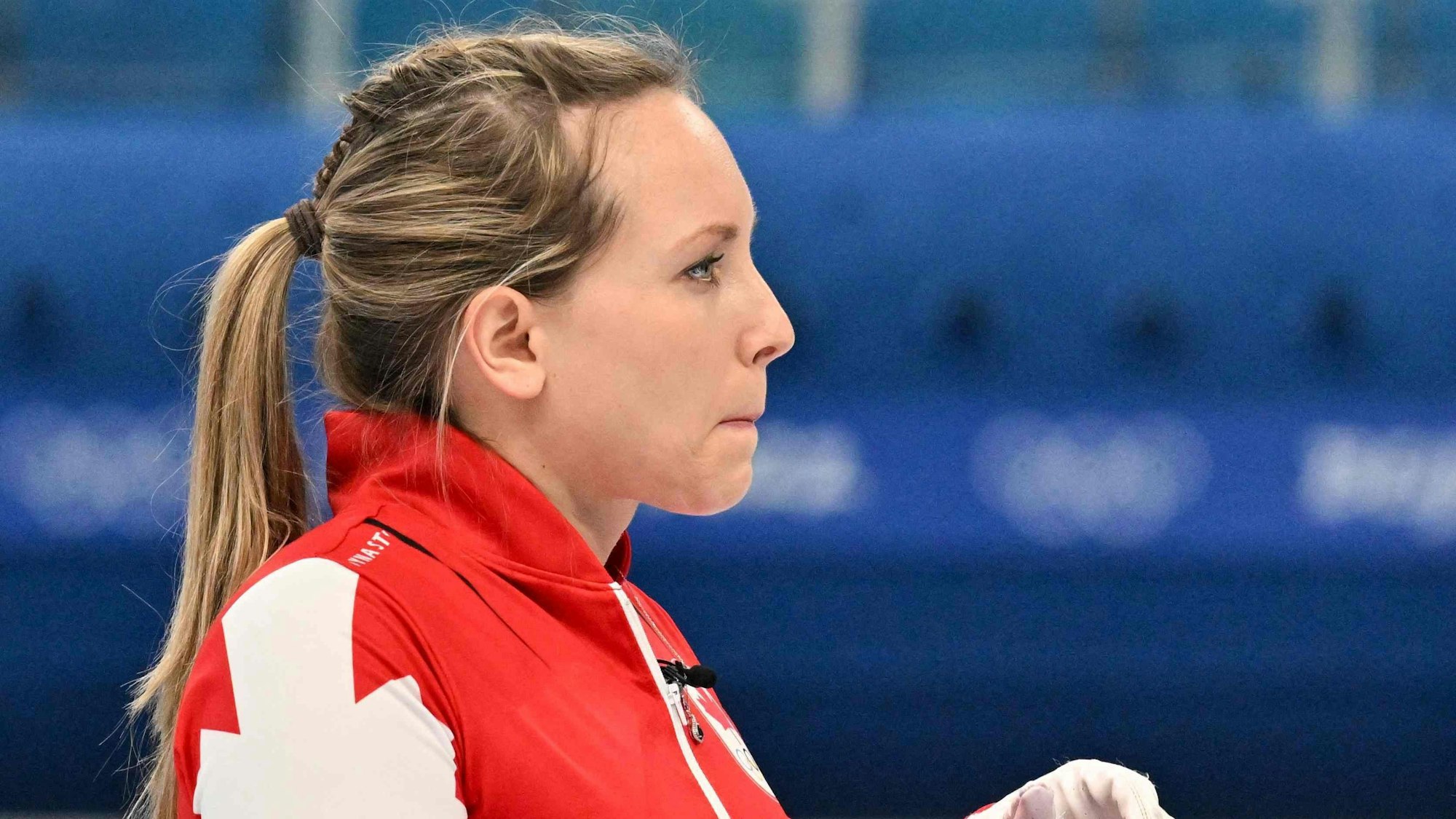 Rachel Homan steht auf der olympischen Curling-Bahn beim Spiel von Kanada.