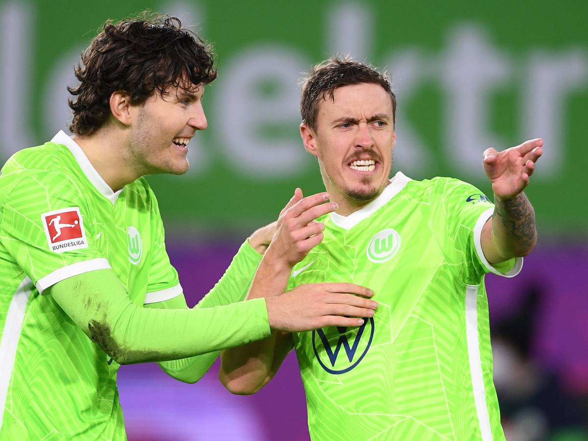 Max Kruse (r.) und Jonas Wind freuen sich über den Sieg des VfL Wolfsburg gegen Greuther Fürth.