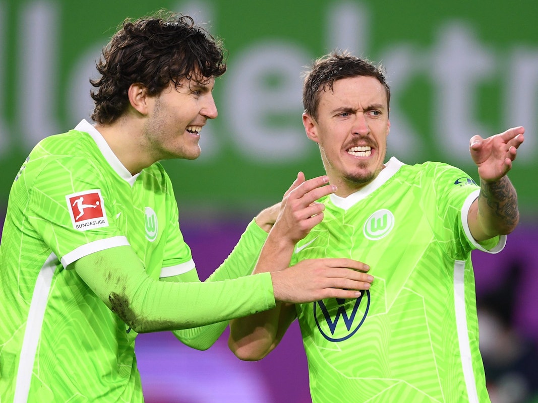 Max Kruse (r.) und Jonas Wind freuen sich über den Sieg des VfL Wolfsburg gegen Greuther Fürth.