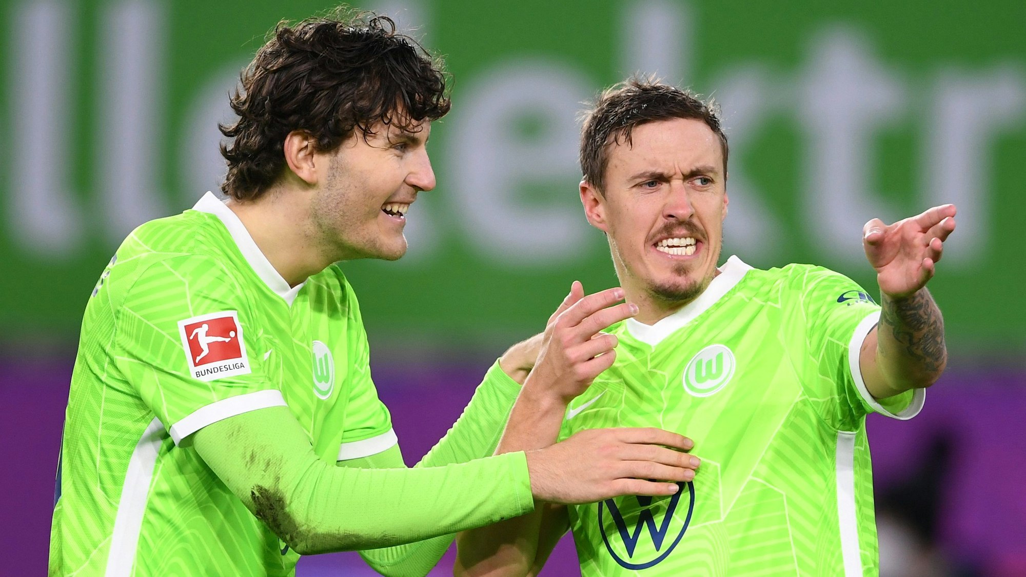 Max Kruse (r.) und Jonas Wind freuen sich über den Sieg des VfL Wolfsburg gegen Greuther Fürth.