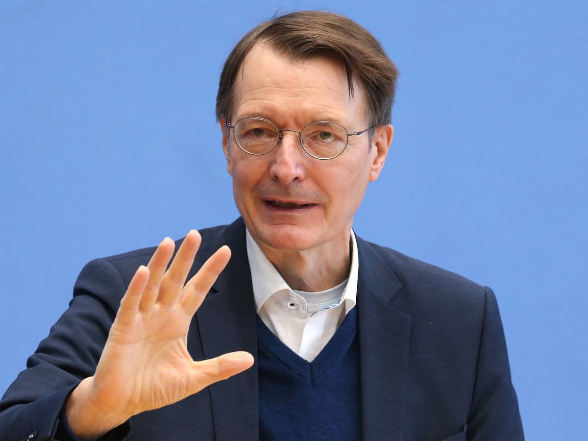 In einer Pressekonferenz des Robert Koch-Instituts beantwortet Bundesgesundheitsminister Karl Lauterbach (SPD) im Haus der Bundespressekonferenz Fragen der Journalisten zum Infektionsgeschehen und zur Impfentwicklung in der Corona-Pandemie. Das Bild entstand am 28. Januar 2022.