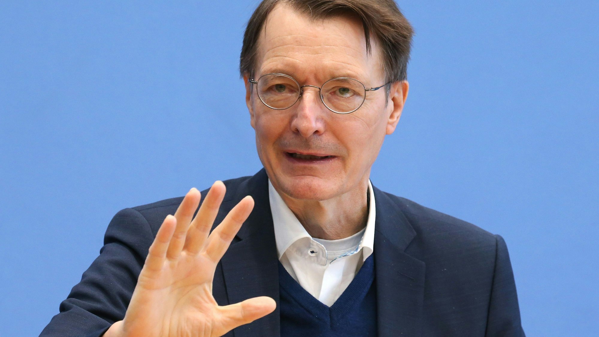 In einer Pressekonferenz des Robert Koch-Instituts beantwortet Bundesgesundheitsminister Karl Lauterbach (SPD) im Haus der Bundespressekonferenz Fragen der Journalisten zum Infektionsgeschehen und zur Impfentwicklung in der Corona-Pandemie. Das Bild entstand am 28. Januar 2022.