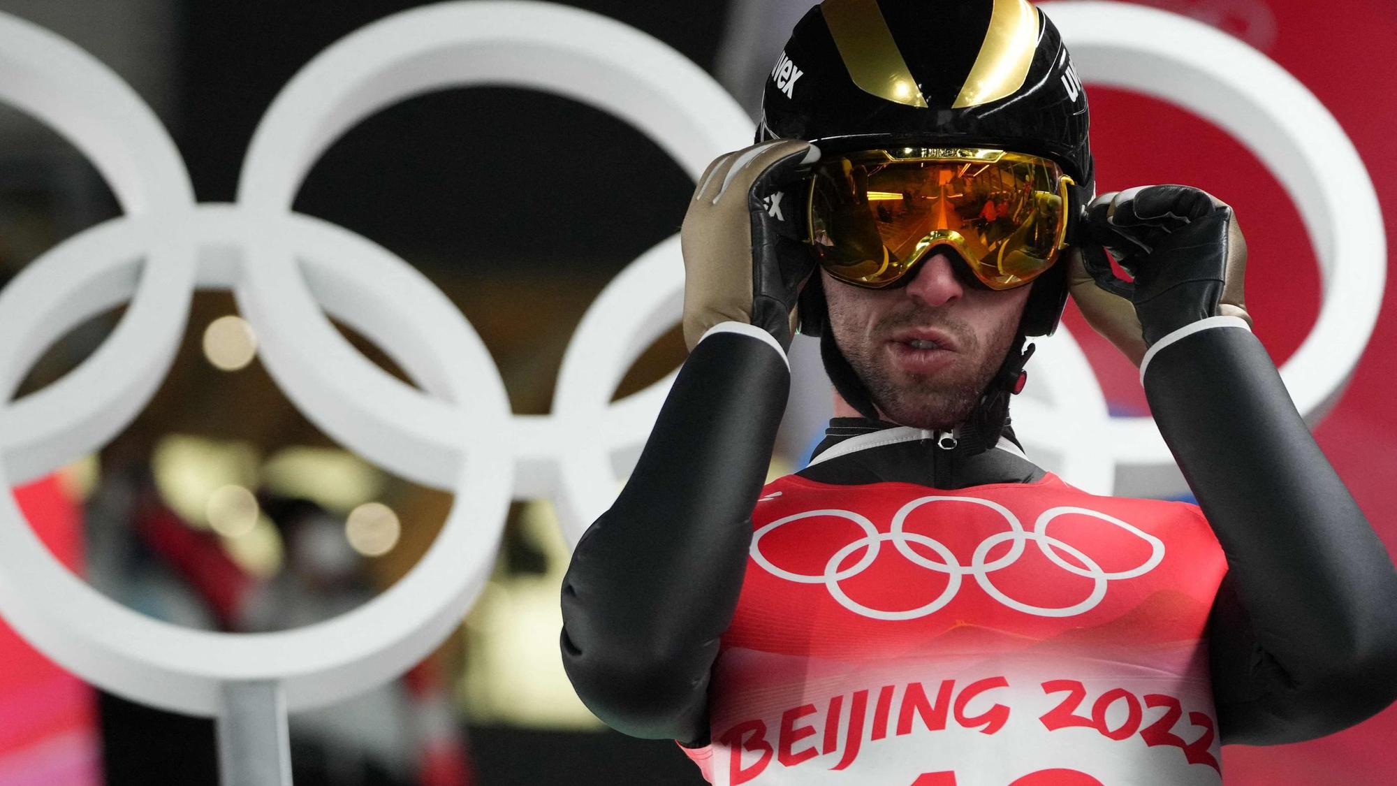 Fatih Arda Ipcioglu richtet vor dem Skisprung seine Brille.