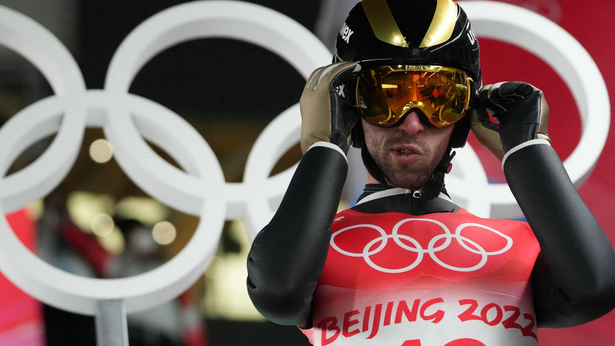 Fatih Arda Ipcioglu richtet vor dem Skisprung seine Brille.