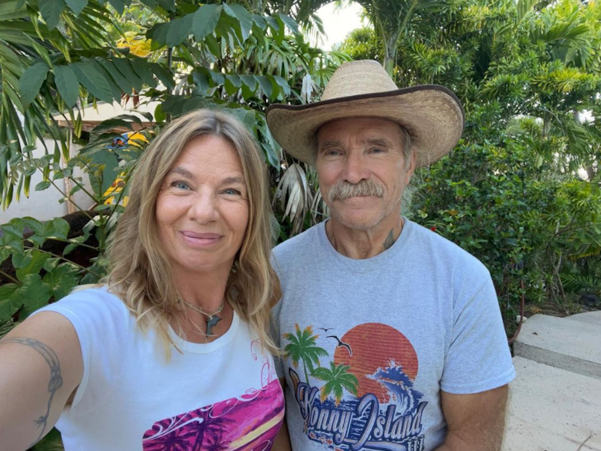 Manu Reimann und Konny Reimann machen ein Selfie.