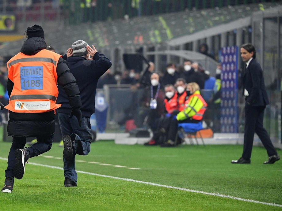 Ein Flitzer jubelt nach dem Siegtor für den AC Mailand im Derby gegen Inter provokant vor der gegnerischen Bank.
