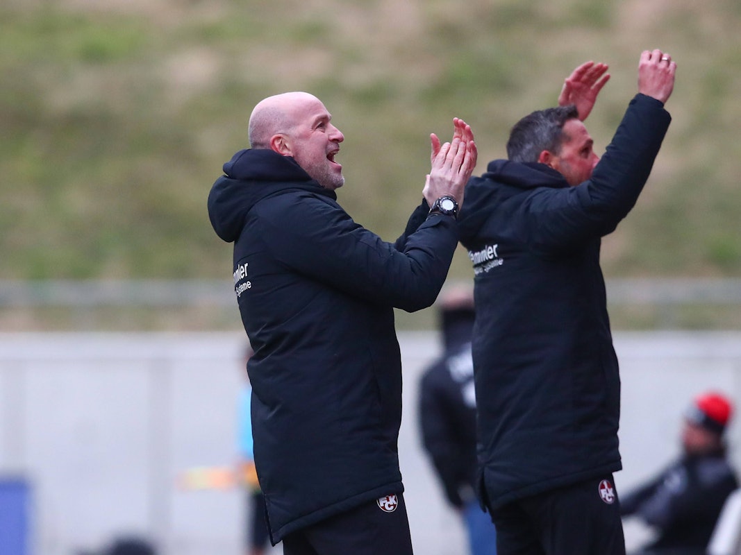 Lautern-Coach Marco Antwerpen und Co-Trainer Frank Döpper gestikulieren in Richtung Tribüne.