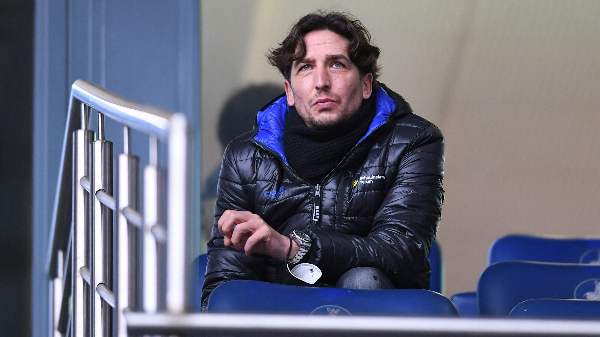 Ivica Grlic sitzt auf der Tribüne in Duisburg.