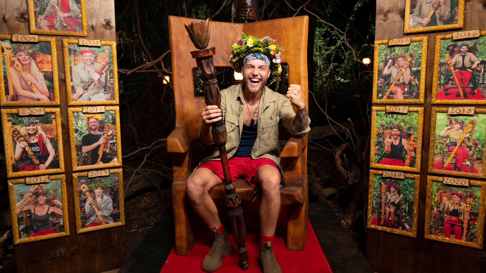 In diesem vom Fernsehsender RTL zur Verfügung gestellten Bild sitzt der neue "Dschungelkönig" Filip Pavlovic auf seinem Thron. Pavlovic hat das Finale des RTL-Dschungelcamp 2022 gewonnen.