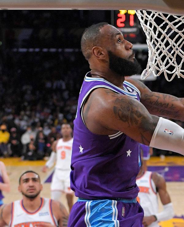 LeBron James steigt unter dem Korb hoch.