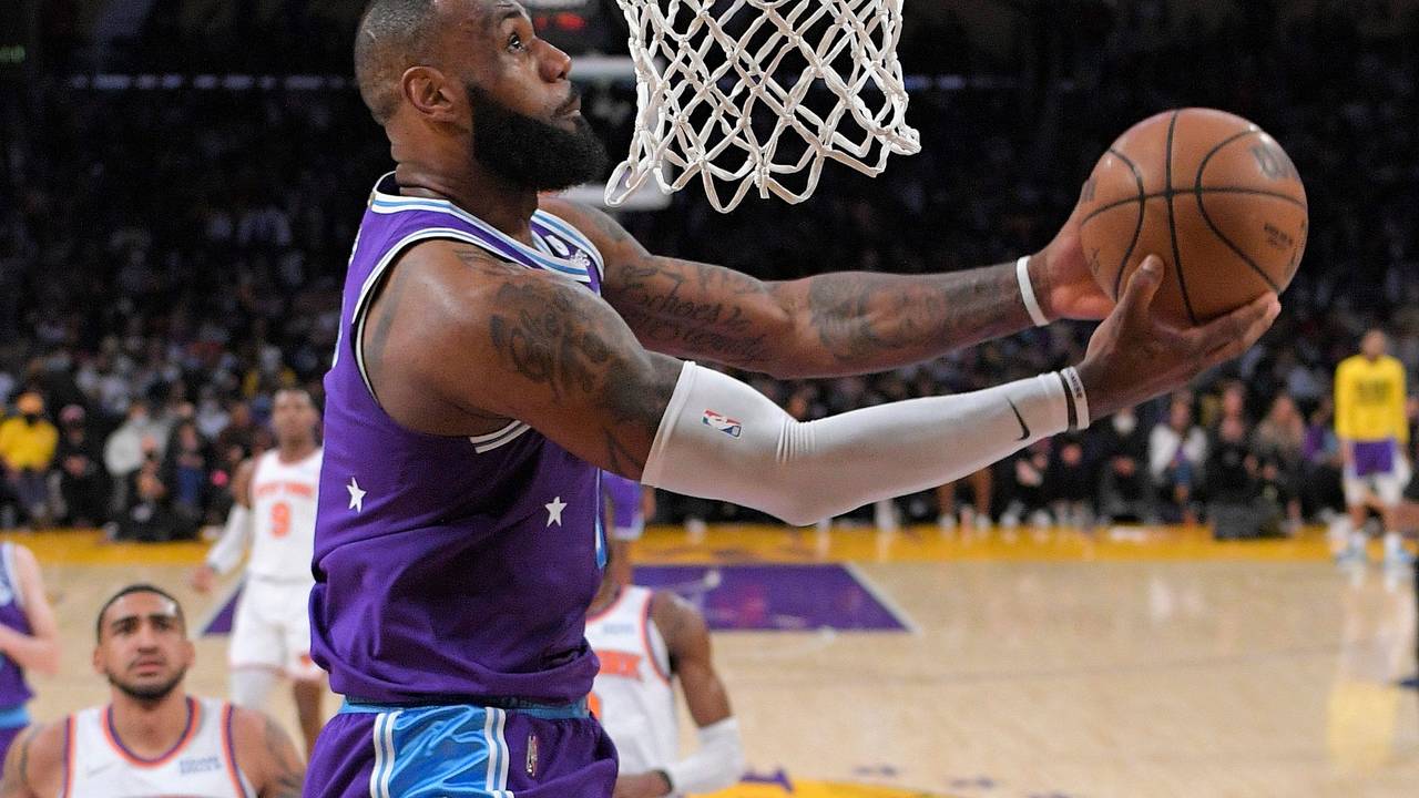 LeBron James steigt unter dem Korb hoch.