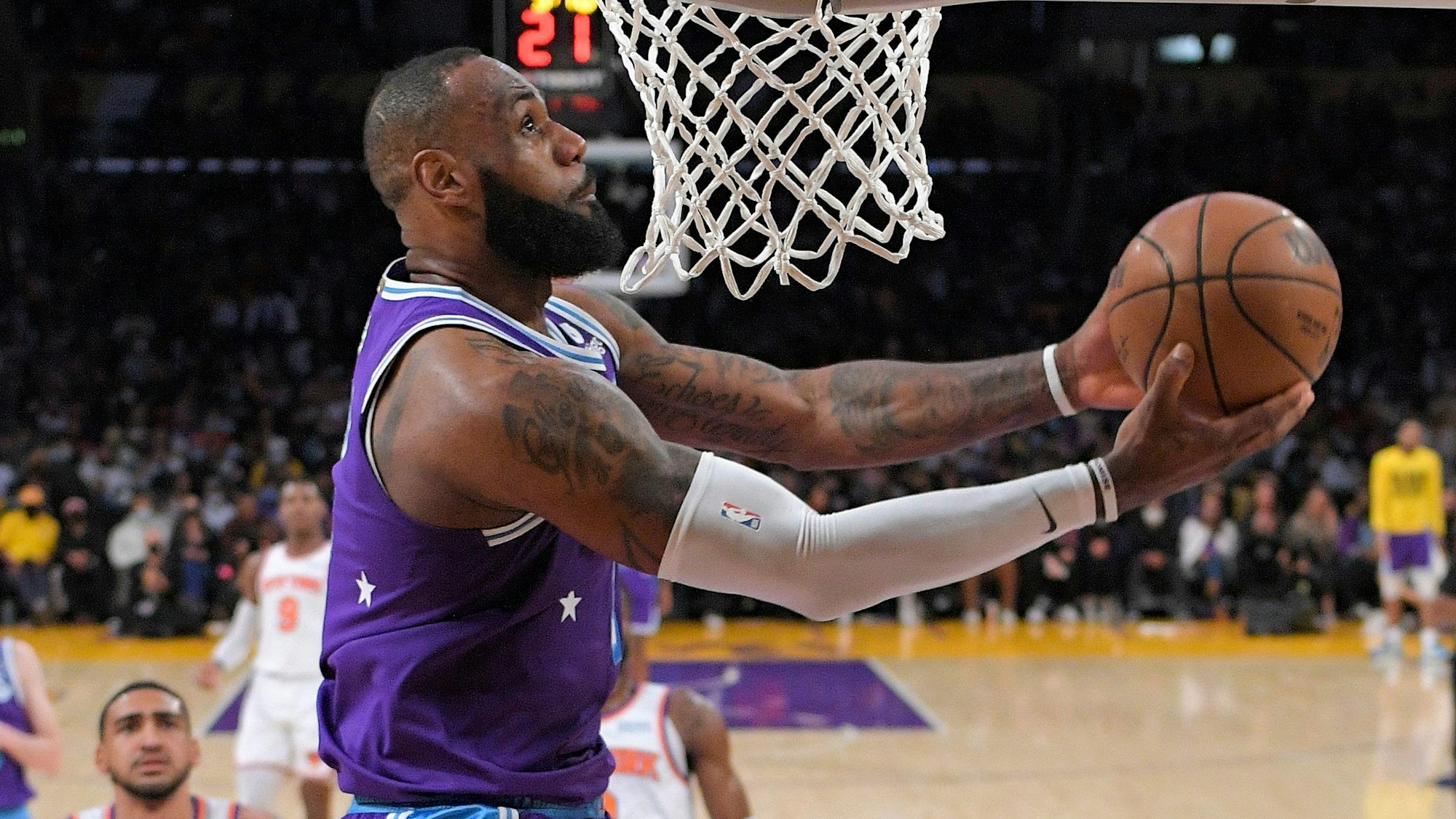 LeBron James steigt unter dem Korb hoch.