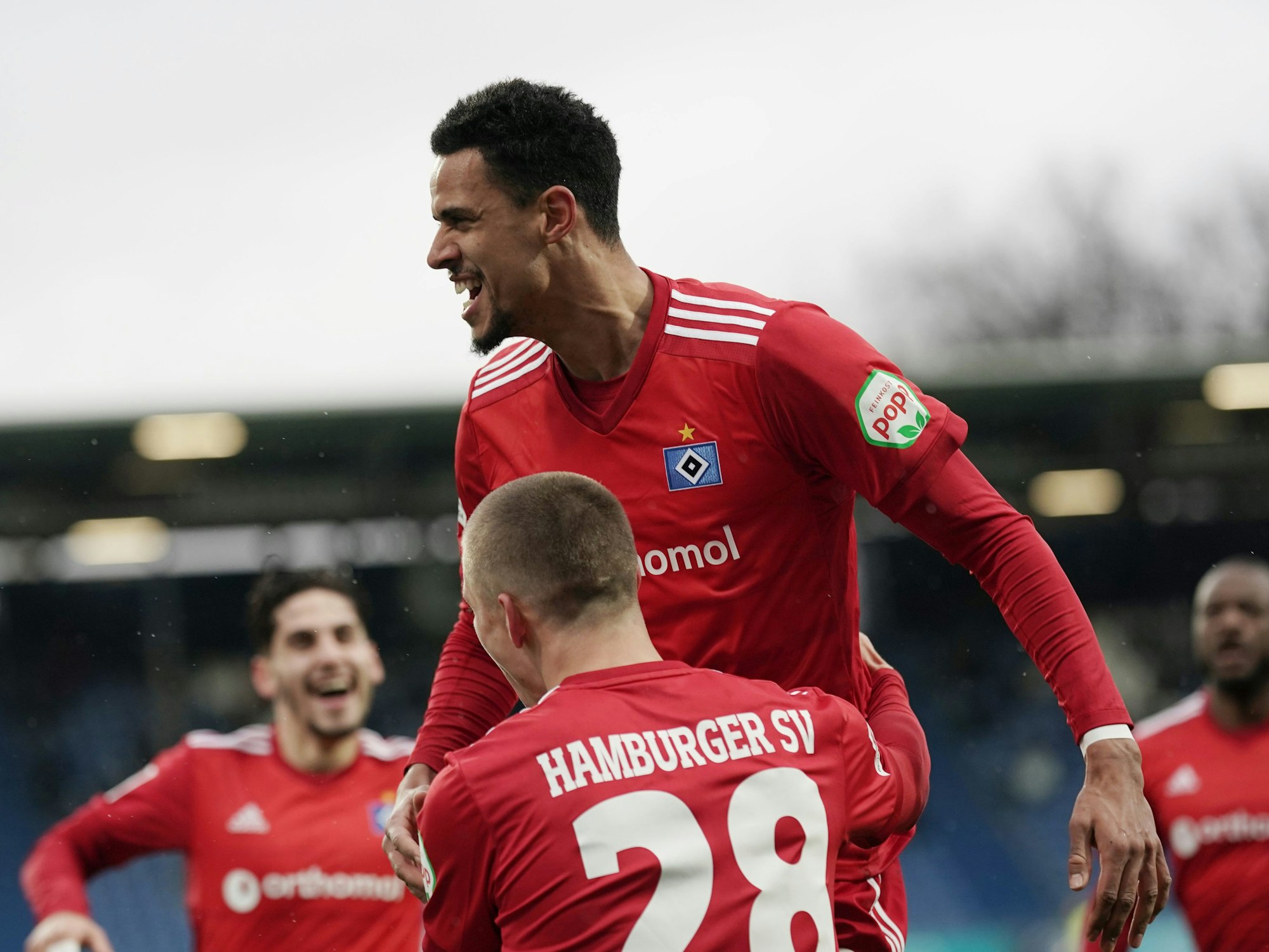 Hamburgs Robert Glatzel jubelt nach dem 2:0.