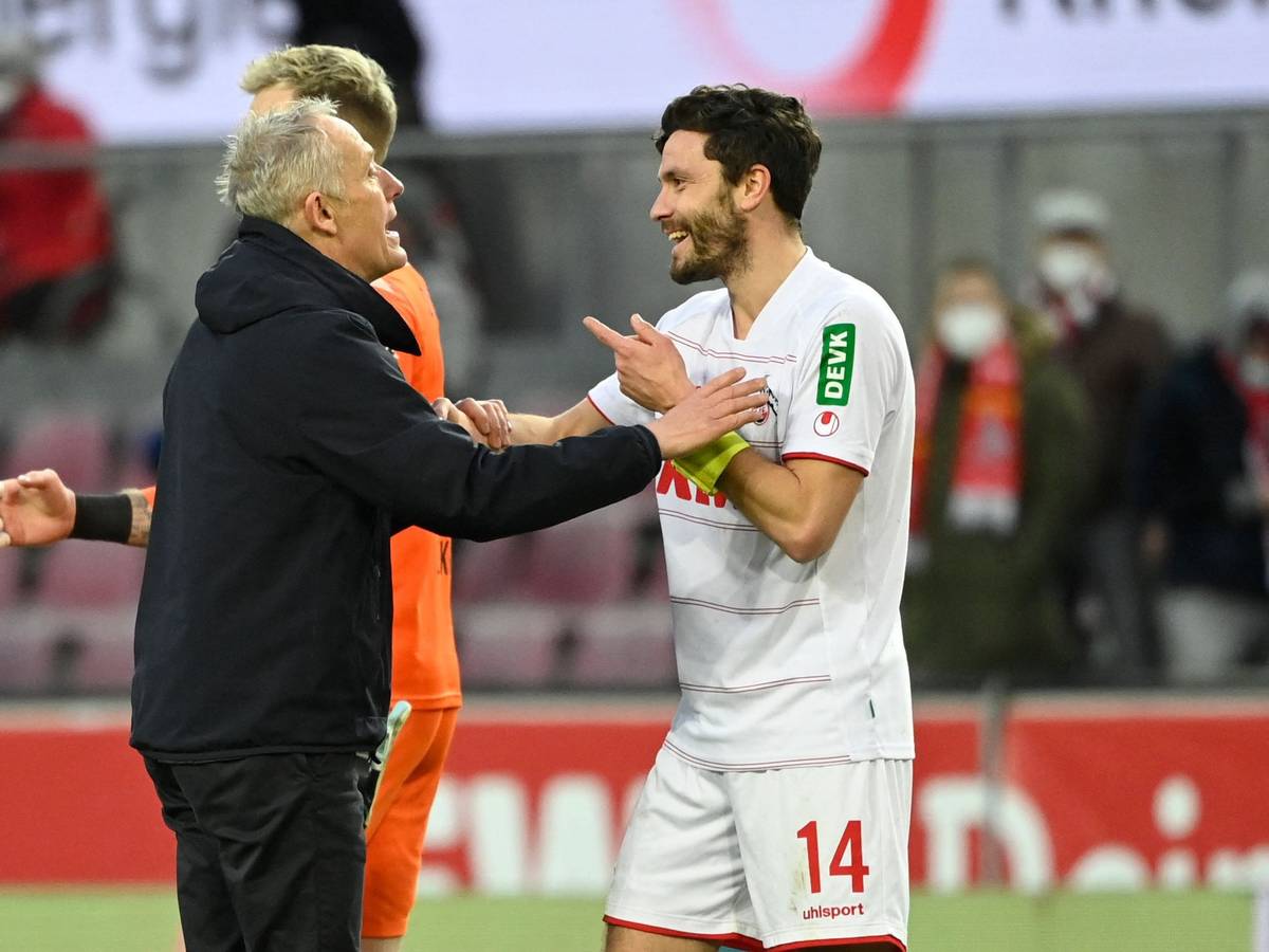 Freiburg-Trainer Christian Streich hat Jonas Hector nach dem Spiel aufgebracht etwas Dringendes mitzuteilen – der Kapitän des 1. FC Köln quittiert das mit einem Lachen.
