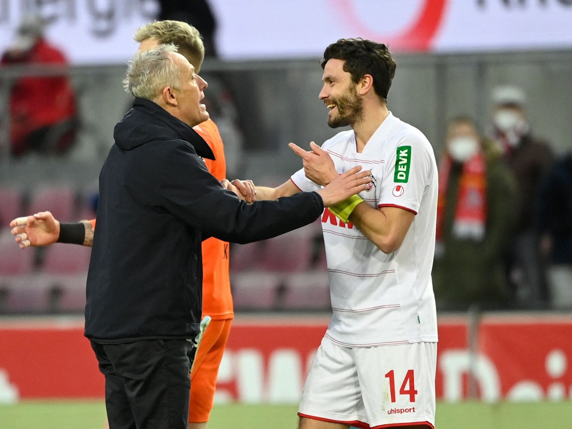 Freiburg-Trainer Christian Streich hat Jonas Hector nach dem Spiel aufgebracht etwas Dringendes mitzuteilen – der Kapitän des 1. FC Köln quittiert das mit einem Lachen.