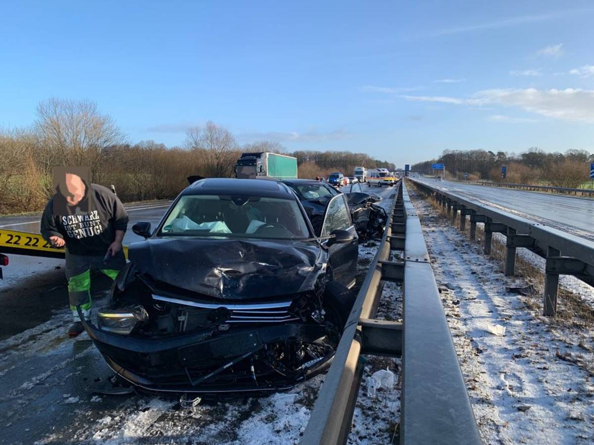 Etliche Fahrer verloren die Kontrolle über ihre Fahrzeuge.