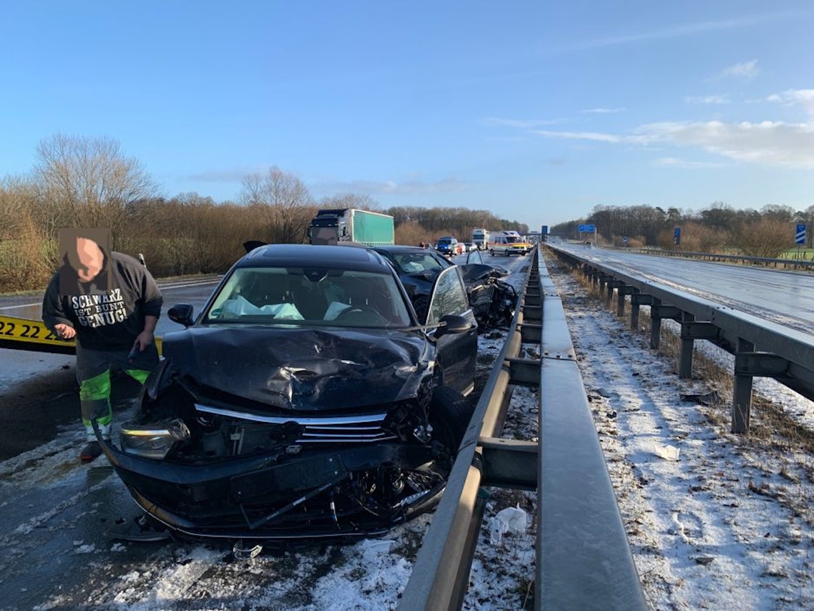 Etliche Fahrer verloren die Kontrolle über ihre Fahrzeuge.