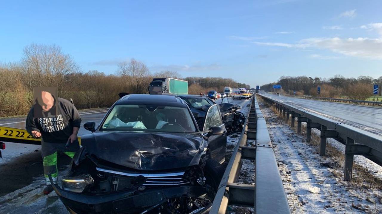 Etliche Fahrer verloren die Kontrolle über ihre Fahrzeuge.