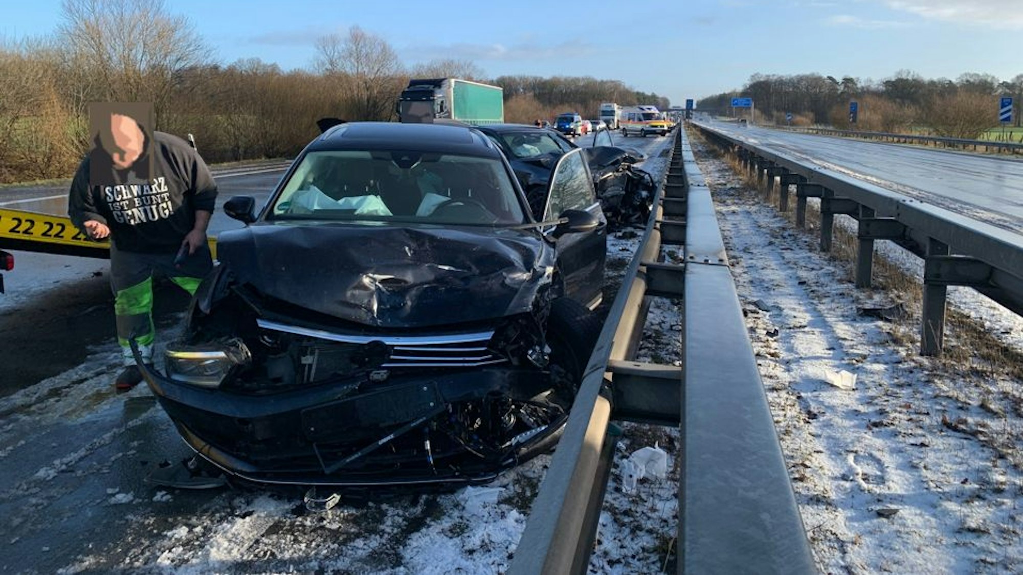 Etliche Fahrer verloren die Kontrolle über ihre Fahrzeuge.