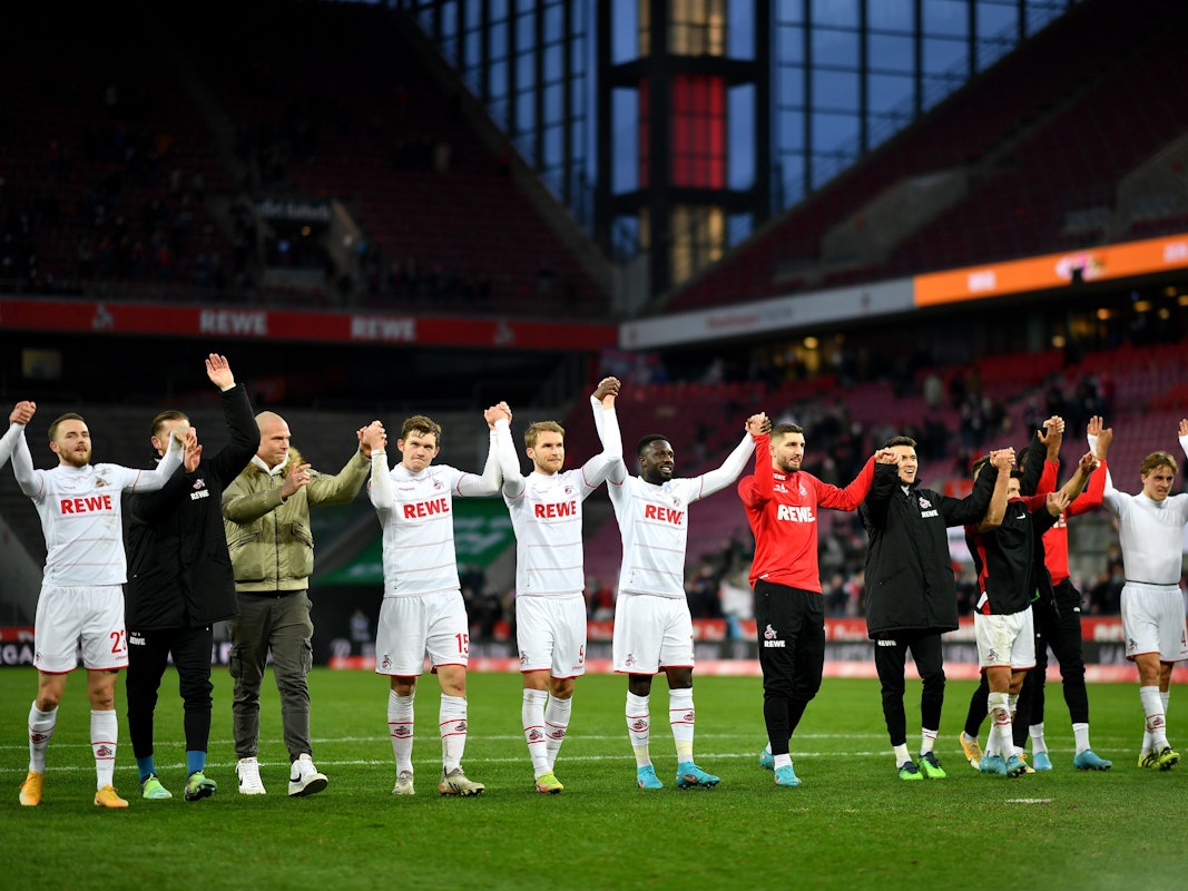 Die Spieler des 1. FC Köln feiern den Sieg gegen den SC Freiburg vor der Kurve.