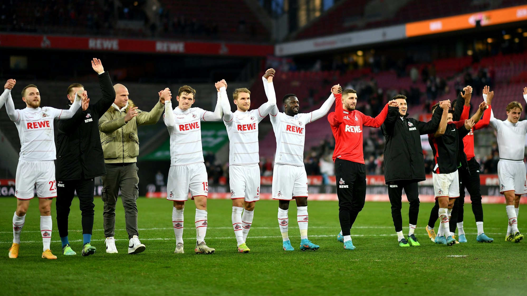 Die Spieler des 1. FC Köln feiern den Sieg gegen den SC Freiburg vor der Kurve.