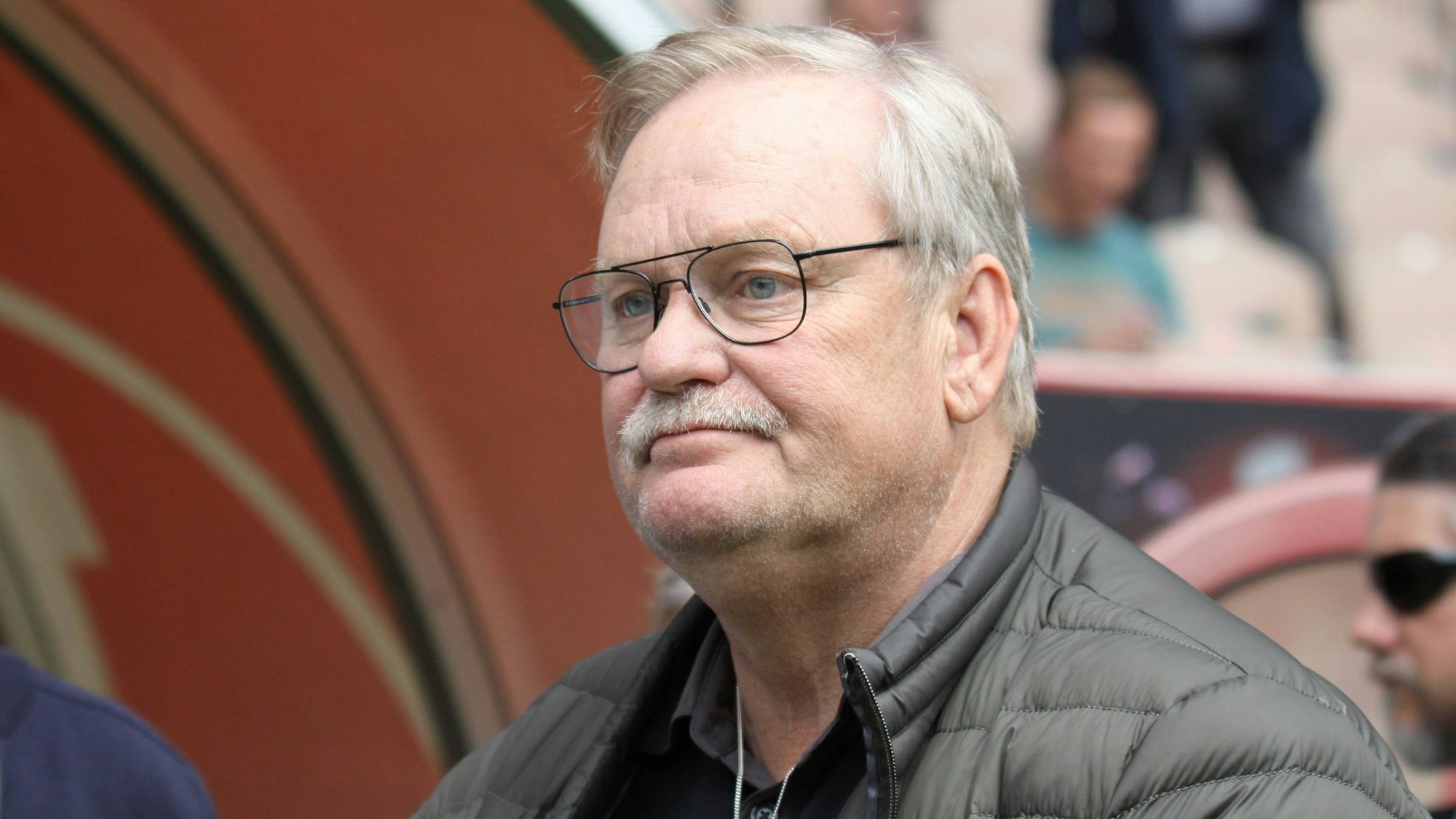 Ronnie Hellström steht beim 1. FC Kaiserslautern als Ehrengast am Spielfeldrand.