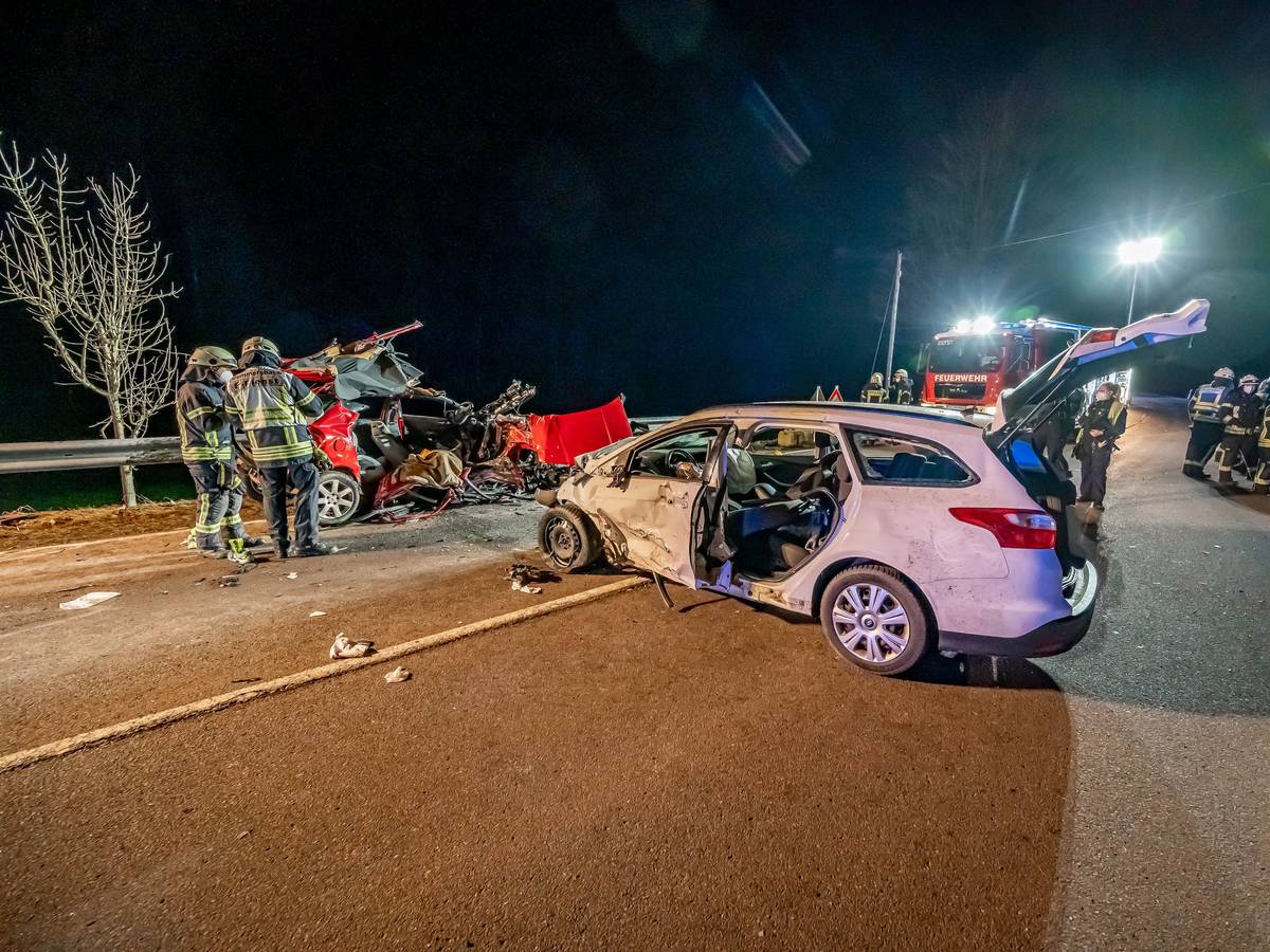 Gummersbach: Feuerwehrleute stehen an der Unfallstelle. Bei einem Autounfall auf einer Landstraße im Märkischen Kreis ist ein junges Paar tödlich verunglückt.