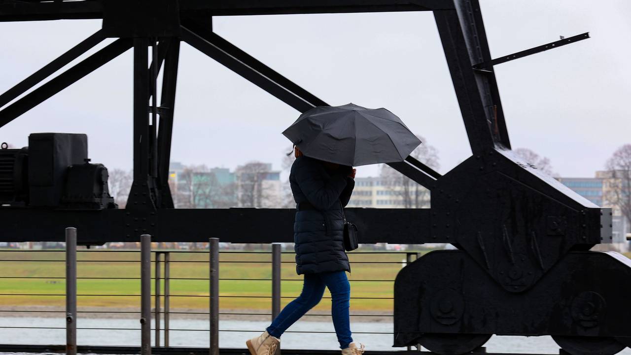 Köln:
Im Rheinauhafen versucht eine Fußgängerin Ihren Schirm fest zu halten.
Anhaltendes stürmisches Regenwetter über Köln.