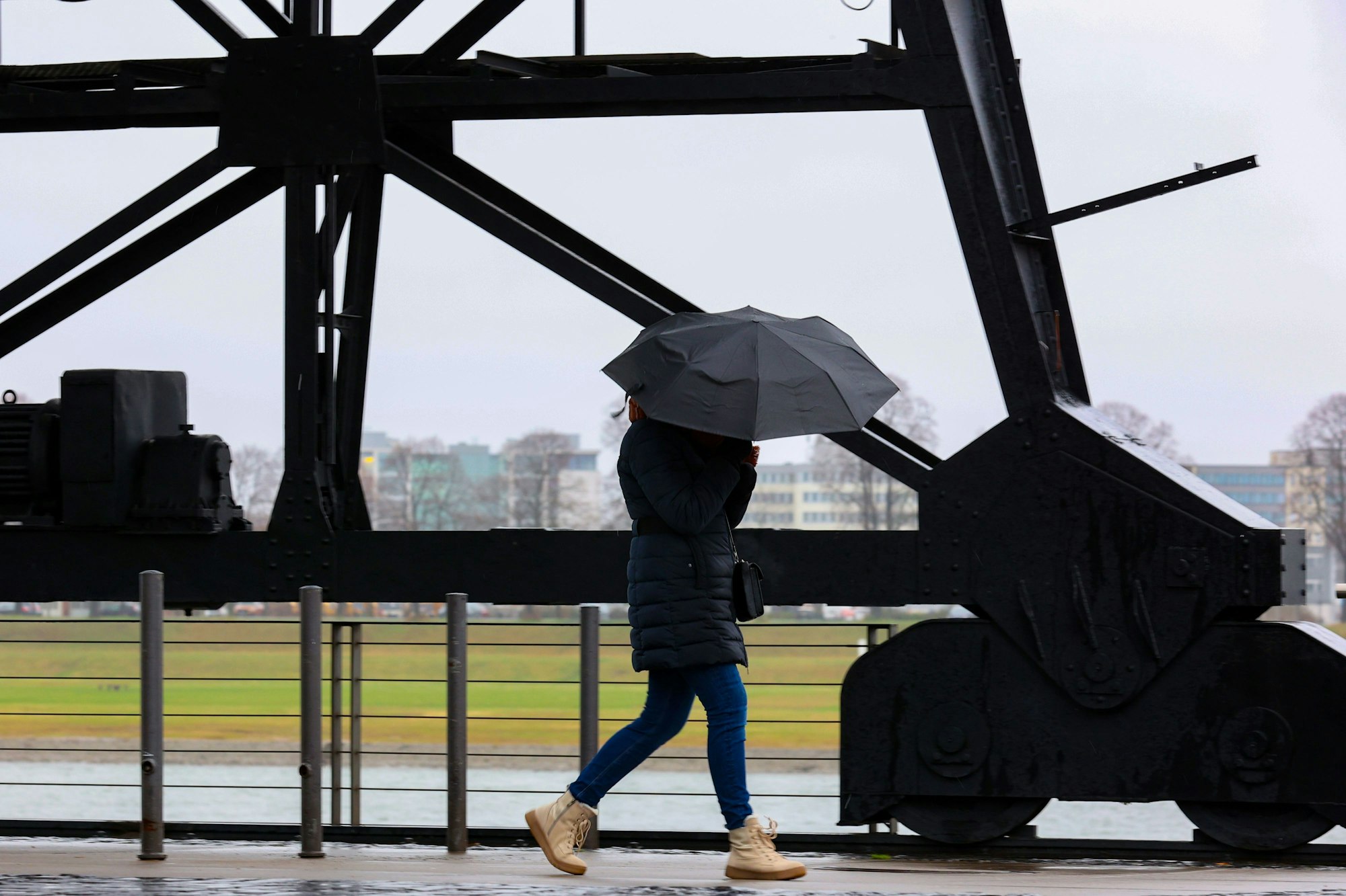 Köln:
Im Rheinauhafen versucht eine Fußgängerin Ihren Schirm fest zu halten.
Anhaltendes stürmisches Regenwetter über Köln.