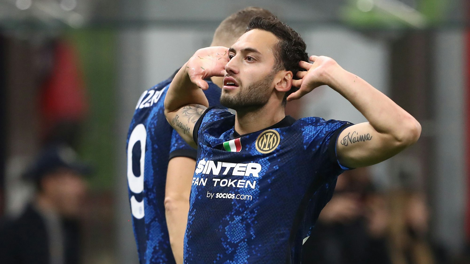 Hakan Calhanoglu bejubelt ein Tor für Inter Mailand gegen Ex-Klub AC Mailand