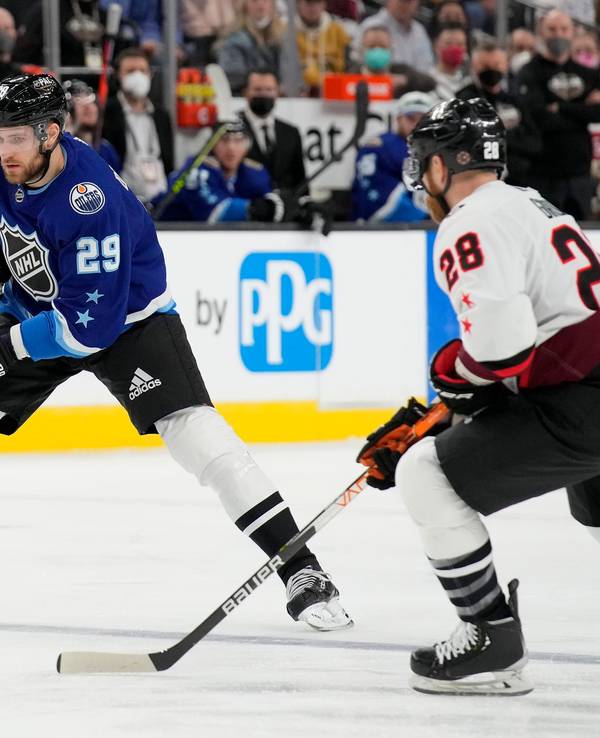Leon Draisaitl und Claude Giroux (r.) auf dem Eis.