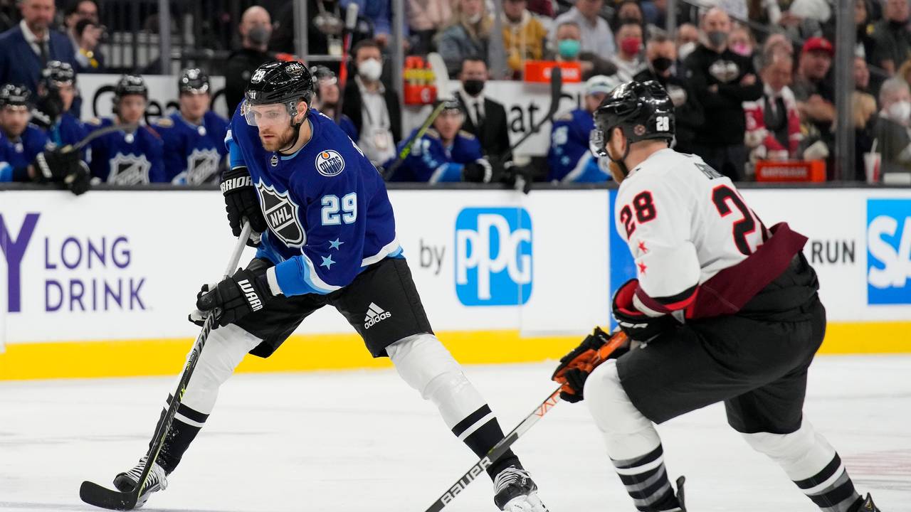 Leon Draisaitl und Claude Giroux (r.) auf dem Eis.