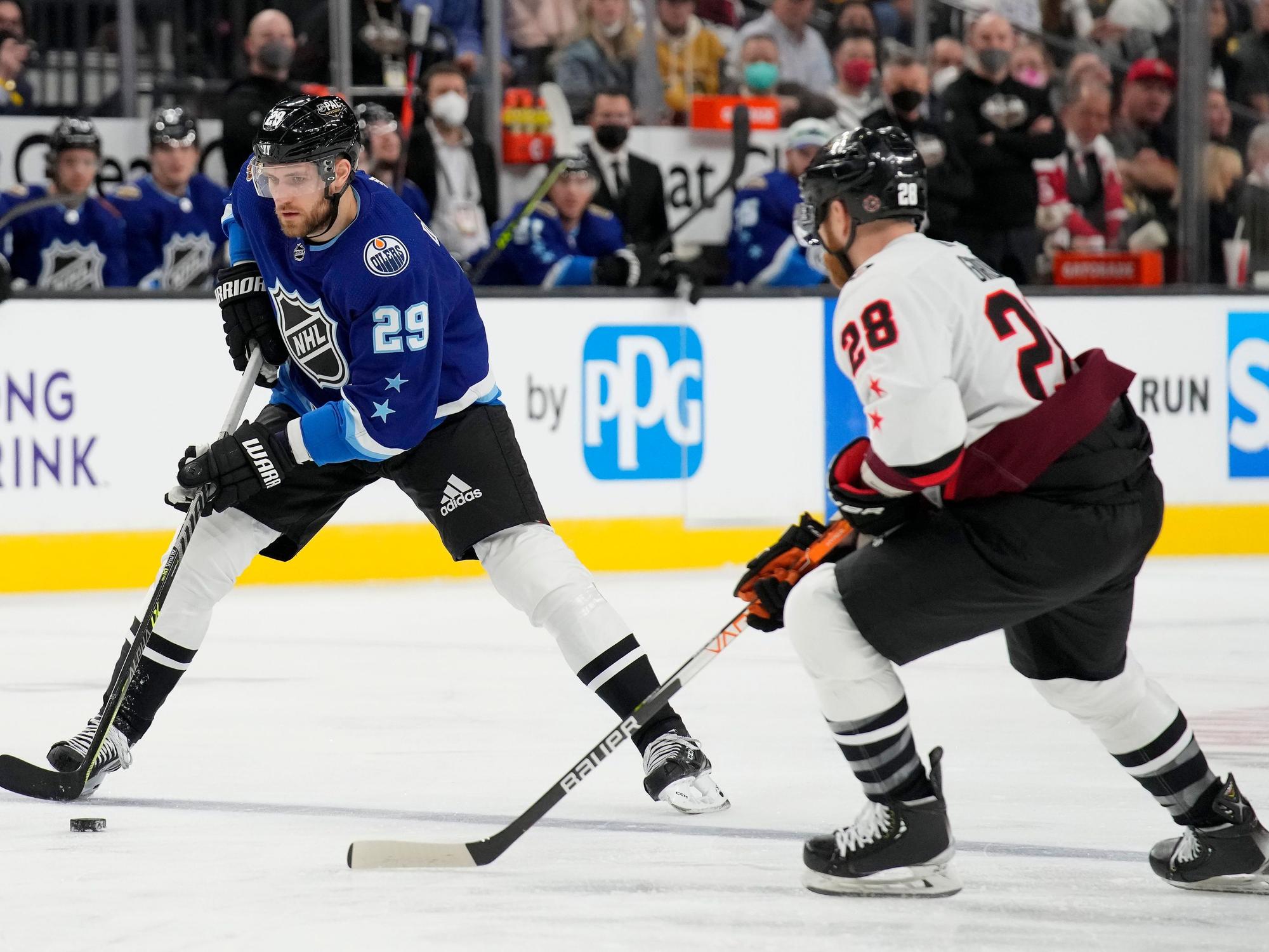 Leon Draisaitl und Claude Giroux (r.) auf dem Eis.