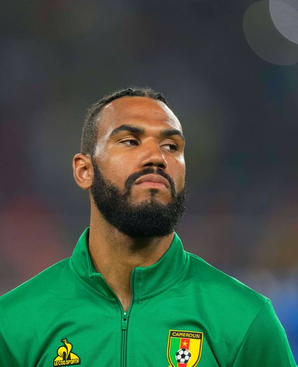 Eric Maxim Choupo-Moting steht bei der Nationalhymne auf dem Platz.