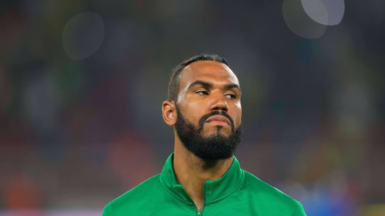 Eric Maxim Choupo-Moting steht bei der Nationalhymne auf dem Platz.