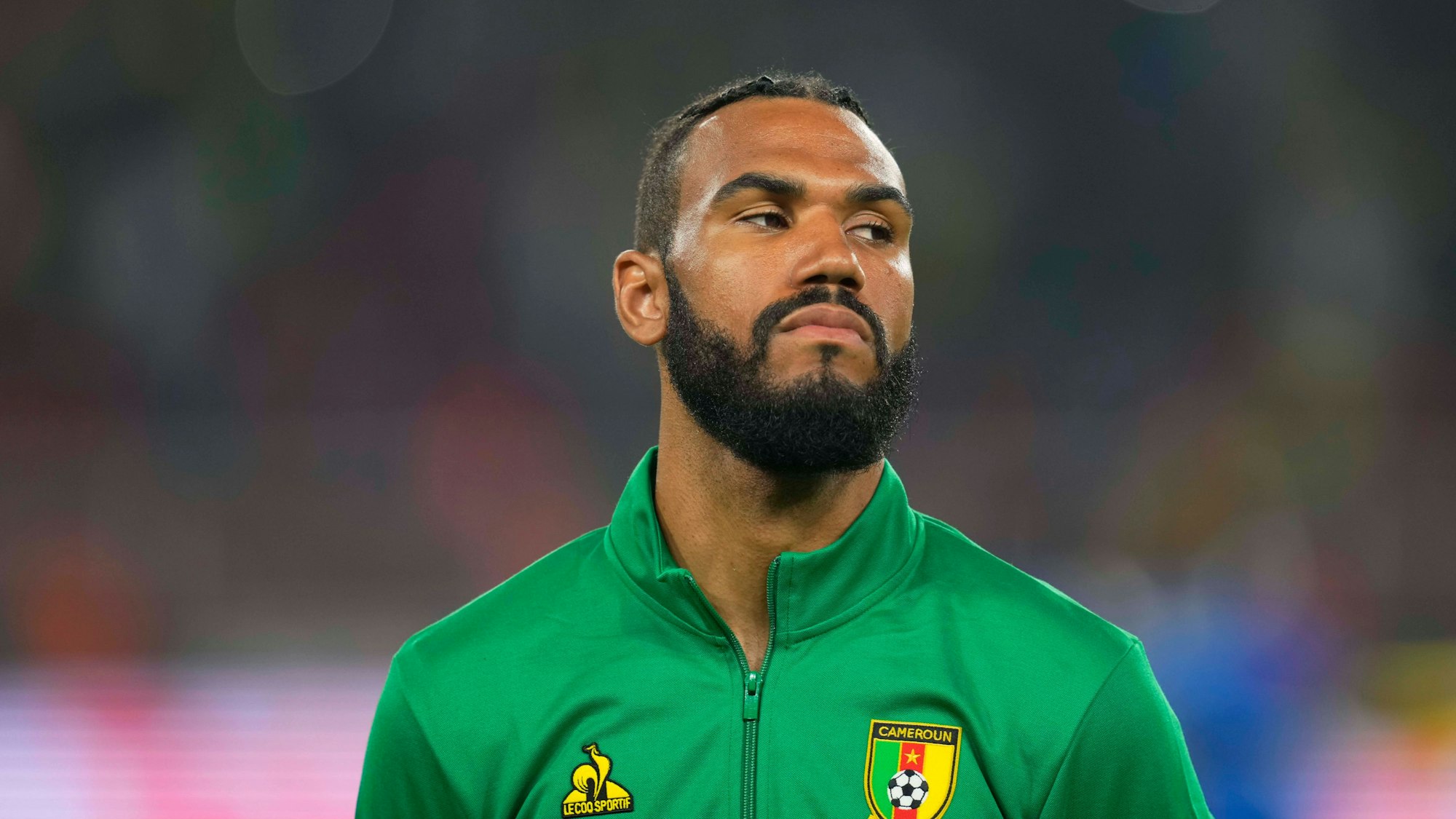 Eric Maxim Choupo-Moting steht bei der Nationalhymne auf dem Platz.