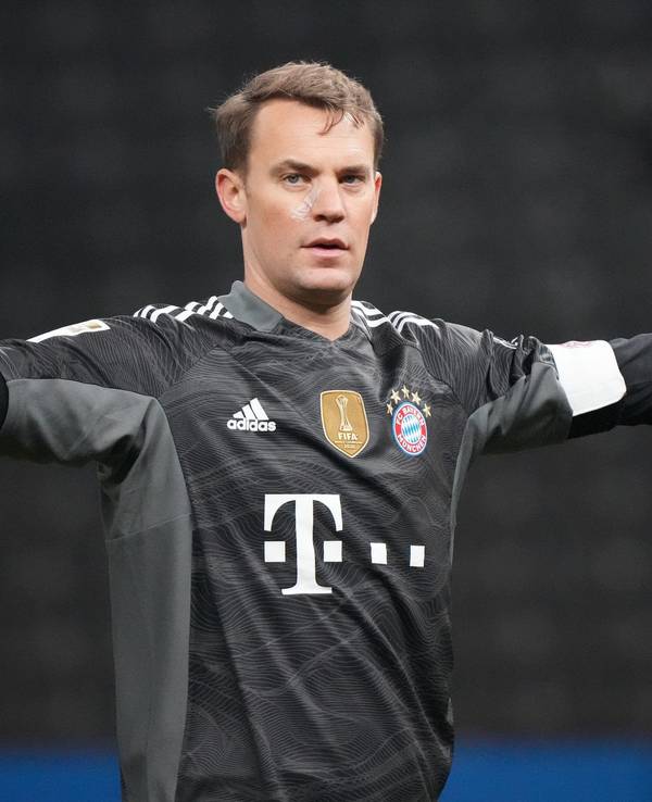 Manuel Neuer breitet im Spiel von Bayern München die Arme aus