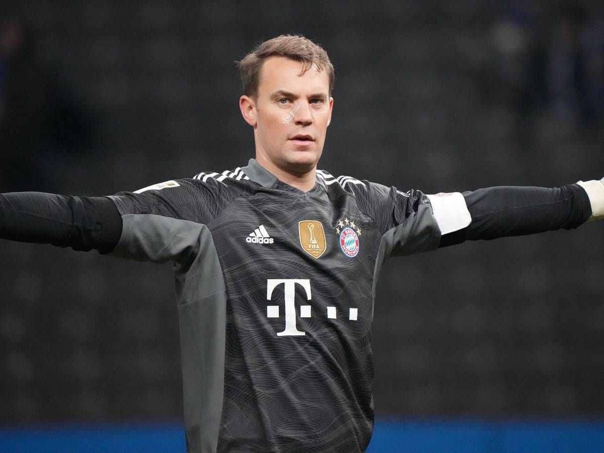 Manuel Neuer breitet im Spiel von Bayern München die Arme aus