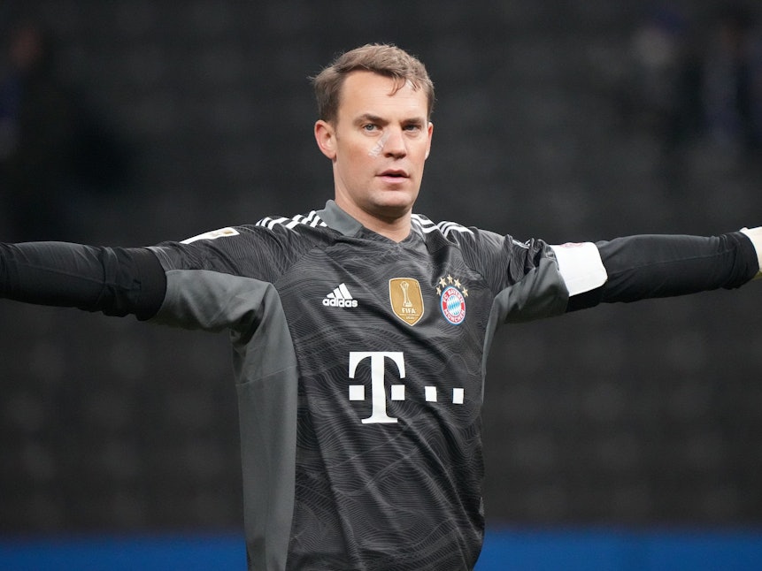Manuel Neuer breitet im Spiel von Bayern München die Arme aus