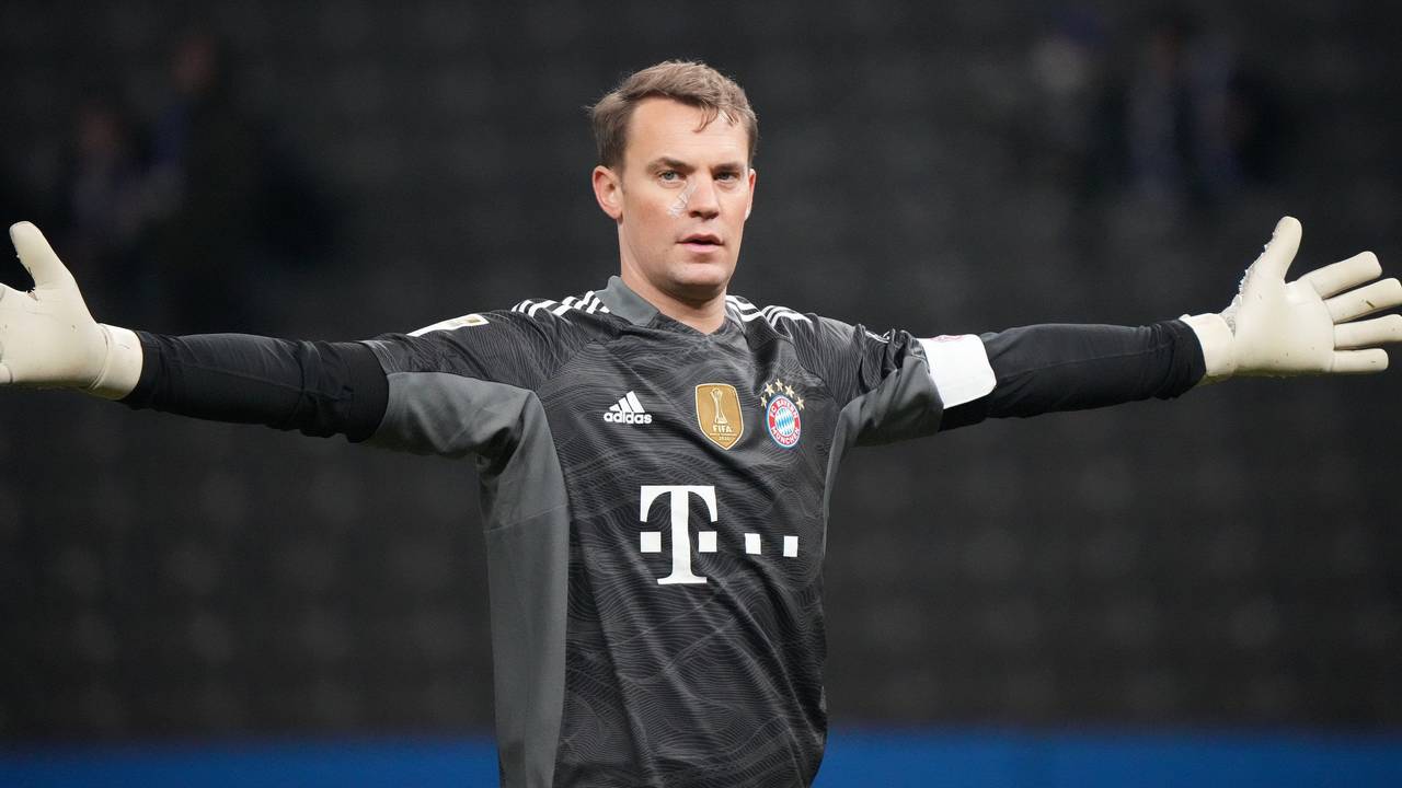 Manuel Neuer breitet im Spiel von Bayern München die Arme aus