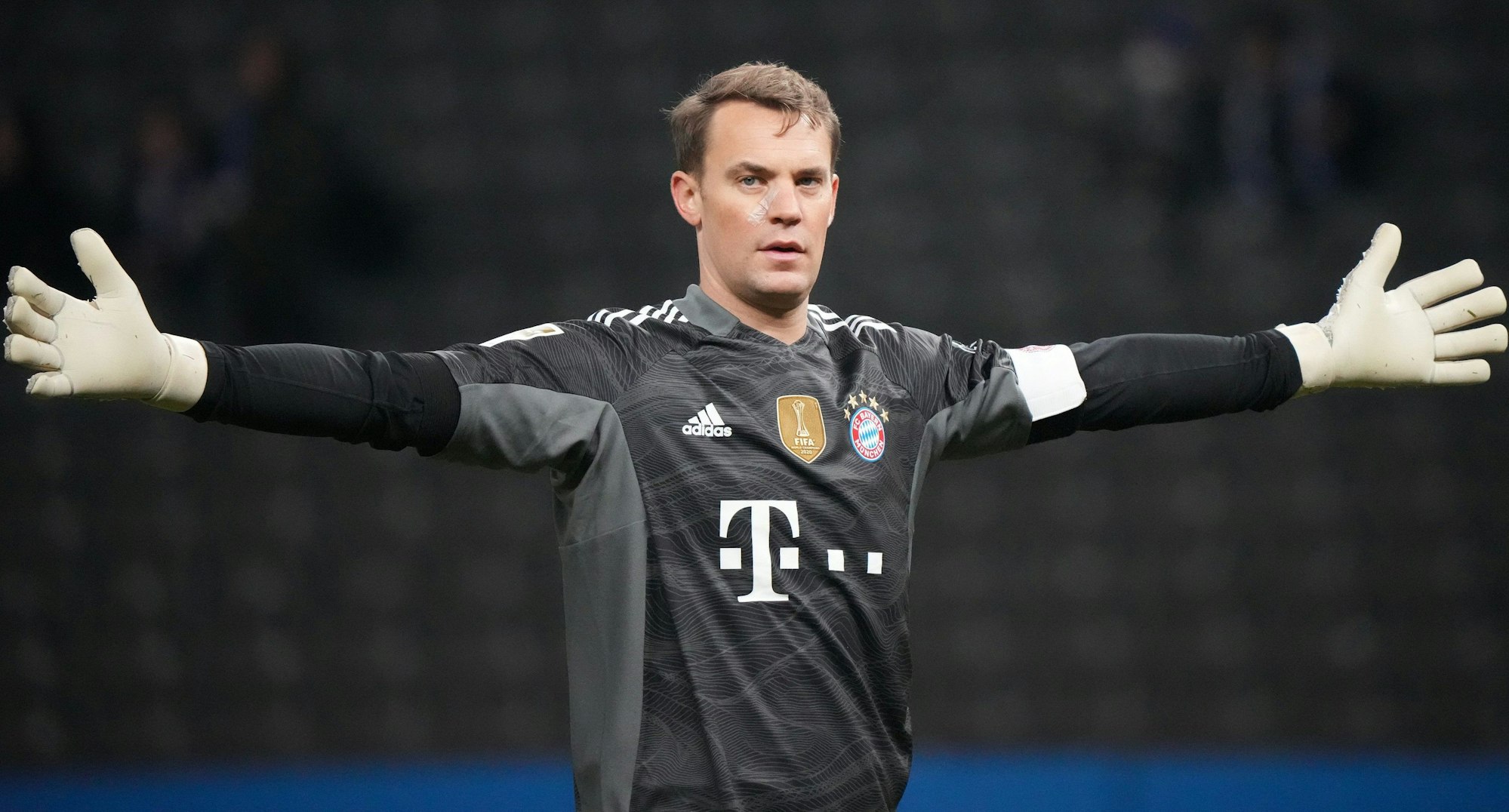 Manuel Neuer breitet im Spiel von Bayern München die Arme aus