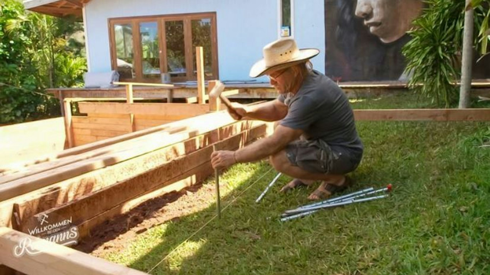 Willkommen bei den Reimanns: Um den Pool will Konny Reimann eine Terrasse bauen und nimmt Maß.
© Kabel Eins
