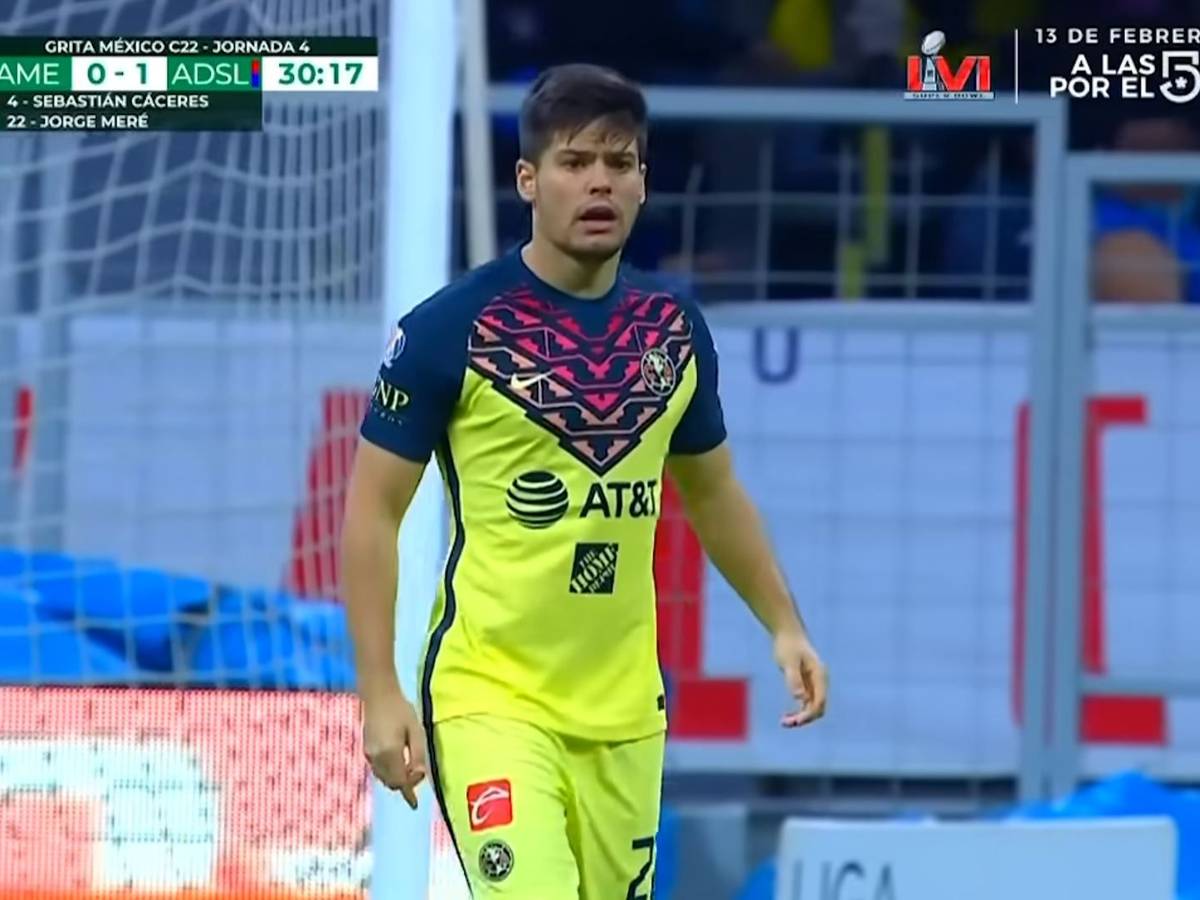 Jorge Meré steht nach seiner Einwechslung beim Mexiko-Debüt auf dem Rasen. Zuvor war Meré vom 1. FC Köln zu Club América gewechselt.