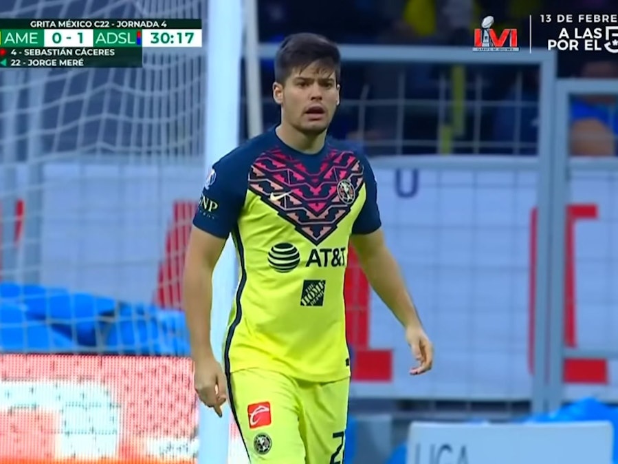 Jorge Meré steht nach seiner Einwechslung beim Mexiko-Debüt auf dem Rasen. Zuvor war Meré vom 1. FC Köln zu Club América gewechselt.