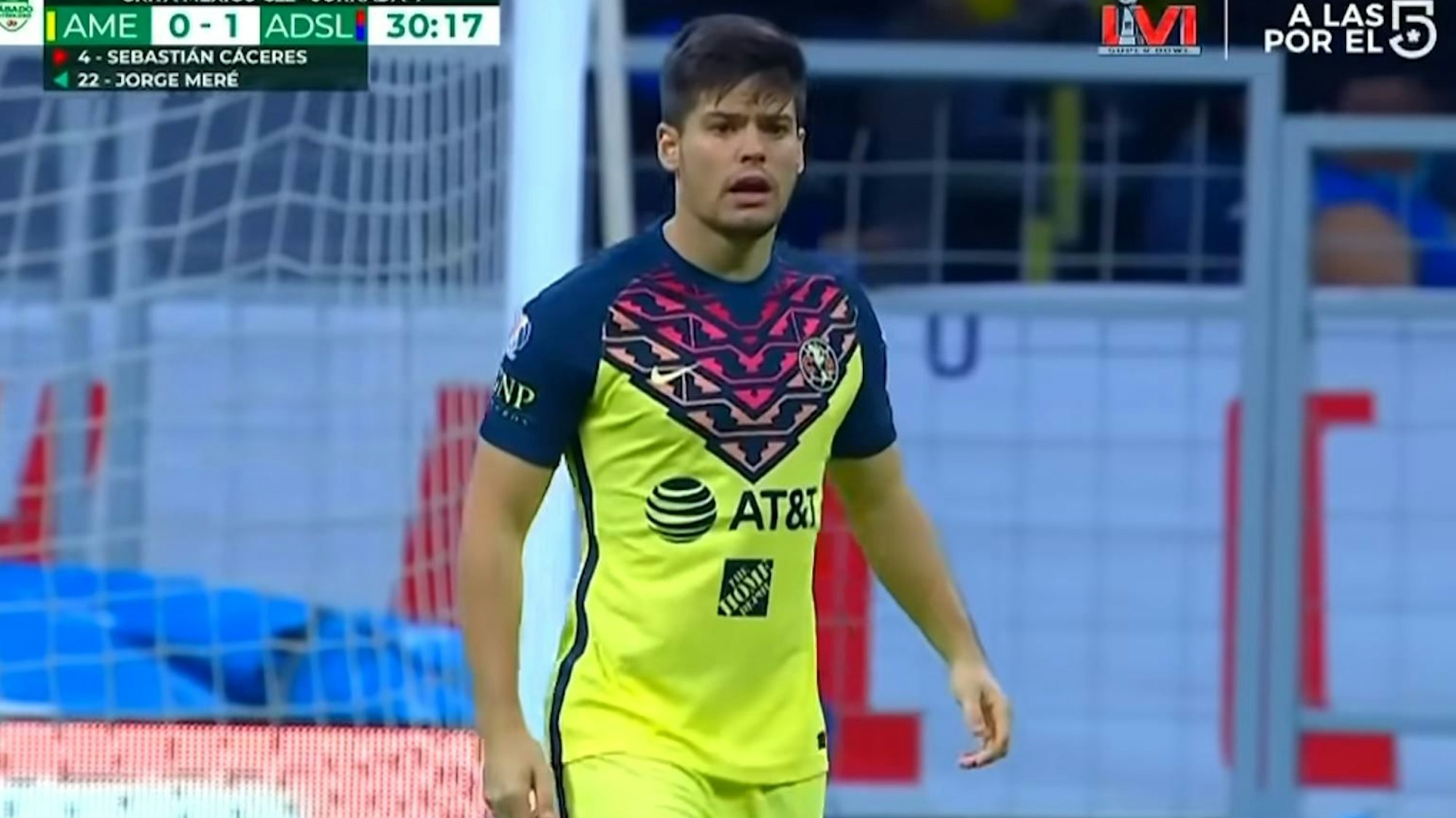 Jorge Meré steht nach seiner Einwechslung beim Mexiko-Debüt auf dem Rasen. Zuvor war Meré vom 1. FC Köln zu Club América gewechselt.