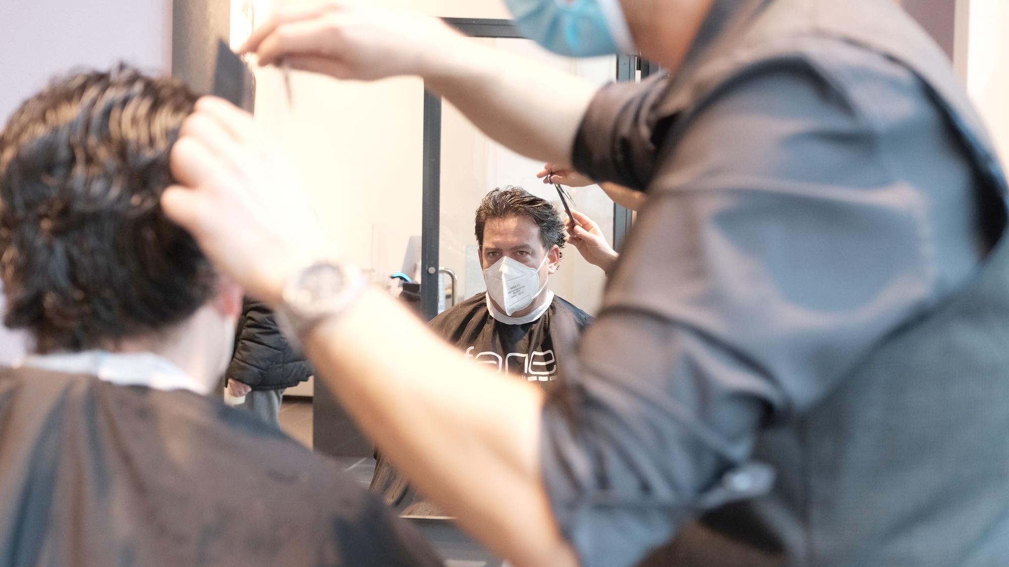 Köln. Adriano schneidet Jan Wördenweber die Haare, nachdem Friseure nach dem Lockdown wieder arbeiten dürfen.